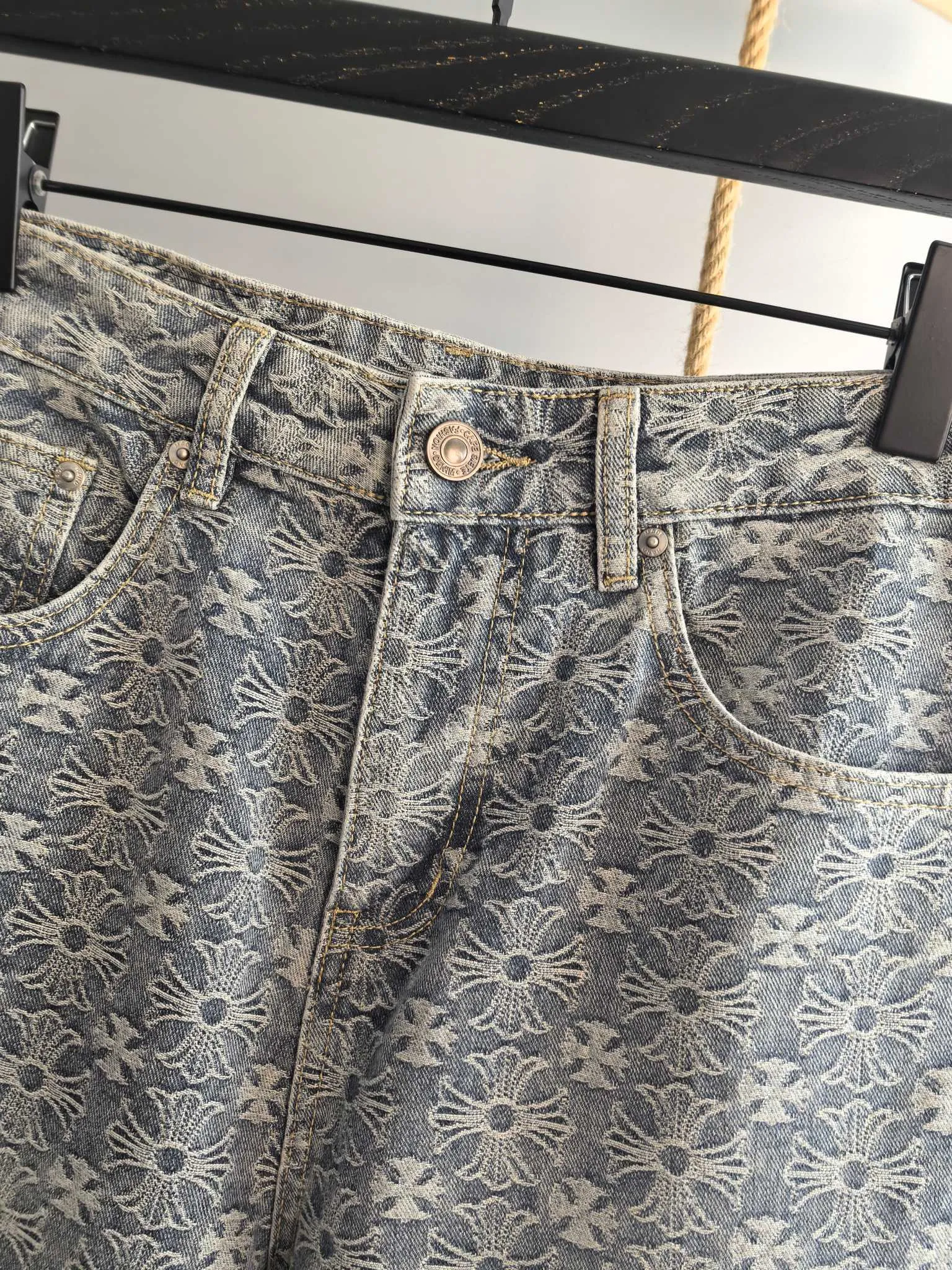 P960 Chrome Hearts Exclusively available in autumn and winter new counters, the same style denim suit can be sold separately, breathable, comfortable and casual! Full of high-end feel! The details are exquisite and high-end, and the workmanship is impeccable! The original high-end fabric is very high-end! The fabric is soft, delicate and comfortable, moisture-absorbent, quick-drying, breathable, neat and stylish. Top M-3XL, pants 29-36